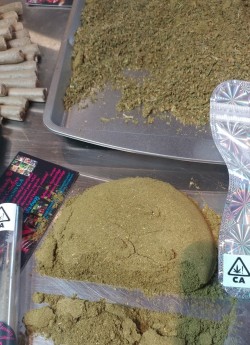 ELEMENTS INDICA GROUND BUD AND KIEF BLEND IS ALSO AVALIBLE BY THE OZ FOR MEMBERS WHO PREFER TO ROLL THERE OW OR SMOKE IN A BONG OR PIPE....THIS BLEND IS FIRE $115 OZ